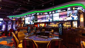 艾尔韦高地Spokane Tribe Resort and Casino的赌场设有酒吧和扑克桌椅
