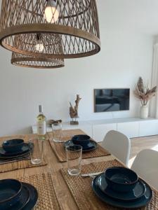 里姆斯廷格Amselnest - b42499的一张配有黑菜和吊灯的餐桌