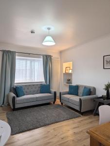 坎贝尔城Erradale的客厅设有两张沙发和一个窗户
