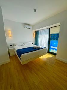 Luxsor Rooms In Orbi City客房内的一张或多张床位