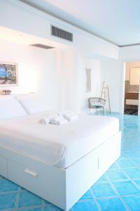 圣安吉洛Fountain House Sorrento的蓝色地板的房间里一张白色的床
