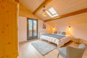 莫尔济讷Etoile des Vents的一间卧室配有一张床和天窗