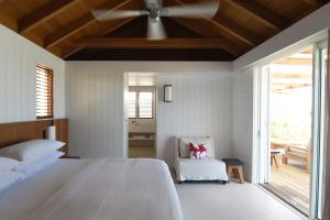 古斯塔维亚勒瑟瑞诺酒店的一间卧室配有一张床和吊扇