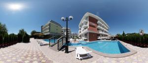 阳光海滩扎拉酒店的一座带游泳池和大楼的度假村