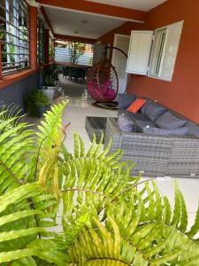 KoungouMaison Villa Dagoni的客厅拥有绿色植物和沙发