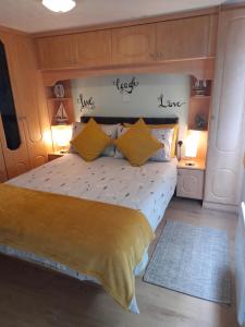 克兰诺格沃尔Gilfach的一间卧室配有一张带黄色床单的大床