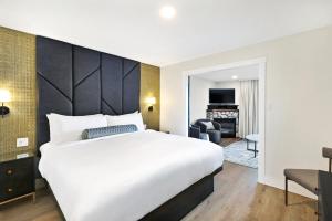 考特尼Kingfisher Pacific Resort & Spa的一间带大床的卧室和一间客厅