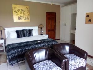 科尔切斯特快乐吉克尔宾馆的一间卧室配有一张床和两张皮椅
