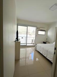布宜诺斯艾利斯Luminoso departamento en Villa Crespo的白色的卧室设有床和窗户