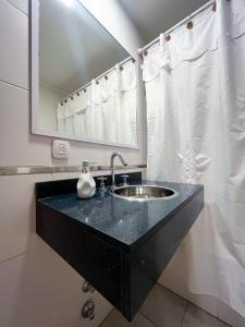 布宜诺斯艾利斯Luminoso departamento en Villa Crespo的一间带水槽和镜子的浴室