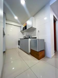 布宜诺斯艾利斯Luminoso departamento en Villa Crespo的一间厨房,配有白色的墙壁和白色的家电