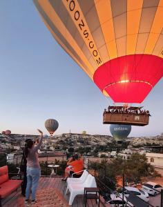 格雷梅卡拉杜特凯芙酒店的一群人乘热气球