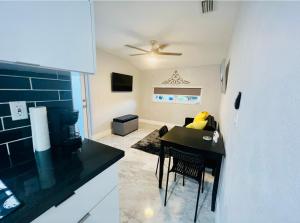 迈阿密Little Gables Studio-Your Miami Escape-10min Airport的一间带桌子的厨房和一间客厅
