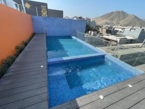 利马Monterrico Polo Aparts - Cerca a la Embajada de USA的建筑物屋顶上的游泳池