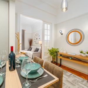 雅典Plaka Sofi Suite的用餐室以及带桌椅的起居室。