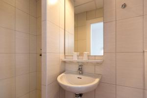 卢尔德山堡酒店的一间带水槽和镜子的浴室