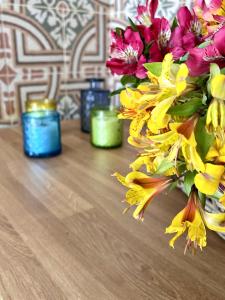 阿韦特拉纳La Vetrana Rooms的一张桌子,上面放着两根蜡烛和一束鲜花