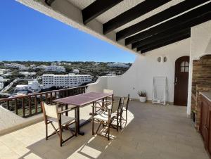 卡拉莫若尔Apto. Ses Ancolles Vistas Mar的阳台的天井配有桌椅