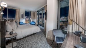 魁北克市Le Capitole Hotel的酒店客房享有城市美景,配有一张床。