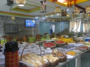 马瑙斯大巴拉灯塔酒店的自助餐,包括桌上的水果和蔬菜