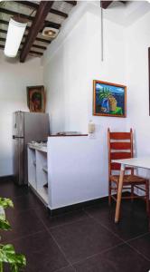 圣胡安Caribe Rentals的厨房配有桌子和冰箱