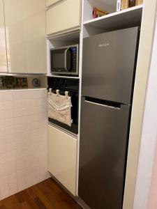 阿拉西奥Ca Bea的小厨房配有冰箱和微波炉。