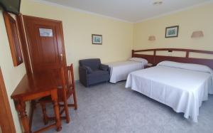 阿兰扎达考斯特拉酒店的一间卧室配有两张床、一把椅子和钢琴