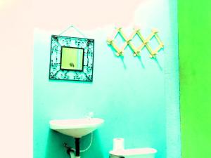 莫约加尔帕Casa Reyna的浴室设有水槽和墙上的镜子