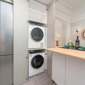 雅典Plaka Sofi Suite的厨房配有洗衣机和烘干机