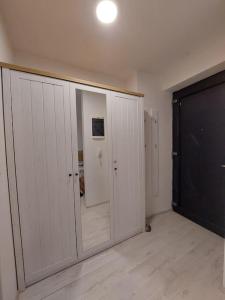 布尔诺Flat in Brno II apartmán v Brně的一间设有白色橱柜和黑色门的房间
