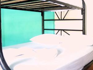 莫约加尔帕Casa Reyna的双层床配有白色床单和枕头