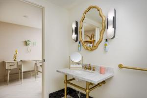 迈阿密海滩The Goodtime Hotel, Miami Beach a Tribute Portfolio Hotel的一间带水槽和镜子的浴室