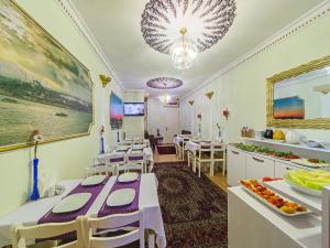 伊斯坦布尔现代苏丹酒店的一间带白色桌椅的餐厅和一间用餐室