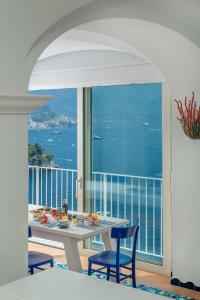 康加德马里尼里特拉切酒店的阳台的用餐室配有桌椅
