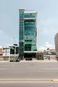 墨西哥城Hermoso y cómodo mini LOFT 3的街道边高大的玻璃建筑