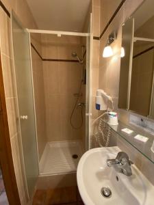 屈屈尼昂奥贝尔格拉塔博乐都库乐酒店的带淋浴和盥洗盆的浴室