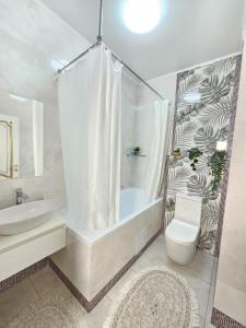 阿拉木图ЖК ATREA 2 room Apartment的带浴缸、卫生间和盥洗盆的浴室