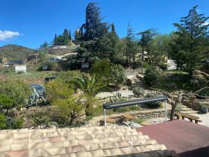屈屈尼昂奥贝尔格拉塔博乐都库乐酒店的享有山丘上树木花园的景色