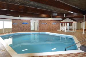 马尼斯蒂马尼斯蒂酒店的大房间的一个大型游泳池