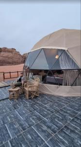 瓦迪拉姆desert wadi rum camp的躺在沙漠帐篷里的男人