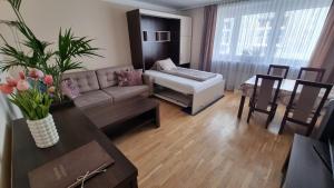 克拉科夫Apartment Katamaran的客厅配有沙发和桌子