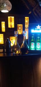 坦加拉朱砂豪华帐篷度假酒店的酒吧柜台上两瓶水