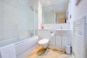 伦敦Stunning 4 Bedroom House的浴室配有卫生间、盥洗盆和淋浴。