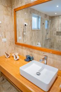 圣斐利-银港Xeliter Green One Playa Dorada的浴室设有白色水槽和镜子