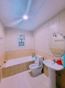 迪拜Ramble stay Hostel Bur Dubai的带浴缸、卫生间和盥洗盆的浴室