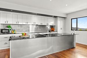 TolgaAtherton Tablelands -great views & pet friendly的厨房配有大型不锈钢台面
