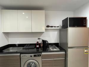 赫尔格达Brand new Studio, ground floor - G Cribs -Elgouna的厨房配有洗衣机、水槽和洗碗机。