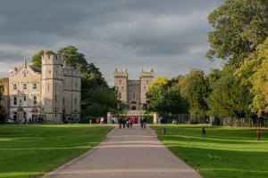 温莎Charles House - Windsor Castle的沿着城堡前的小径行走的人