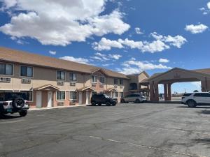 德明Motel 6 Deming, NM的酒店前方有一个大型停车场