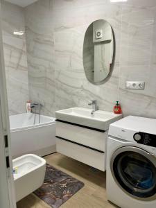巴亚马雷Modern and Luxury Apartment-12的一间带洗衣机和水槽的浴室